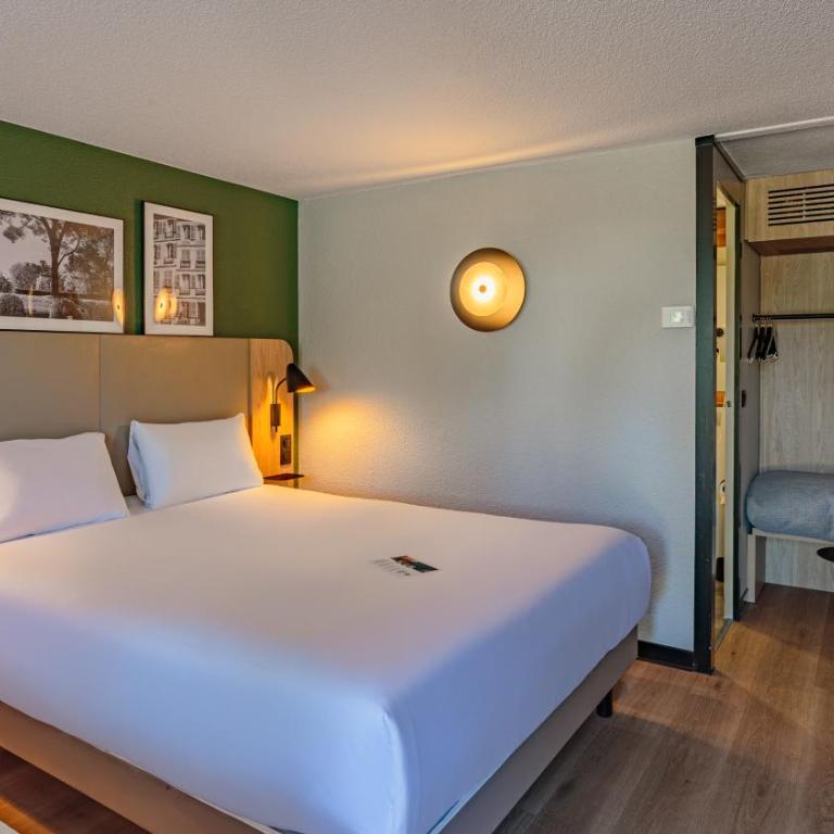 Campanile Grenoble Nord - Saint-Egrève - Standard Room with One Queen Bed and Sofa Bed - 2