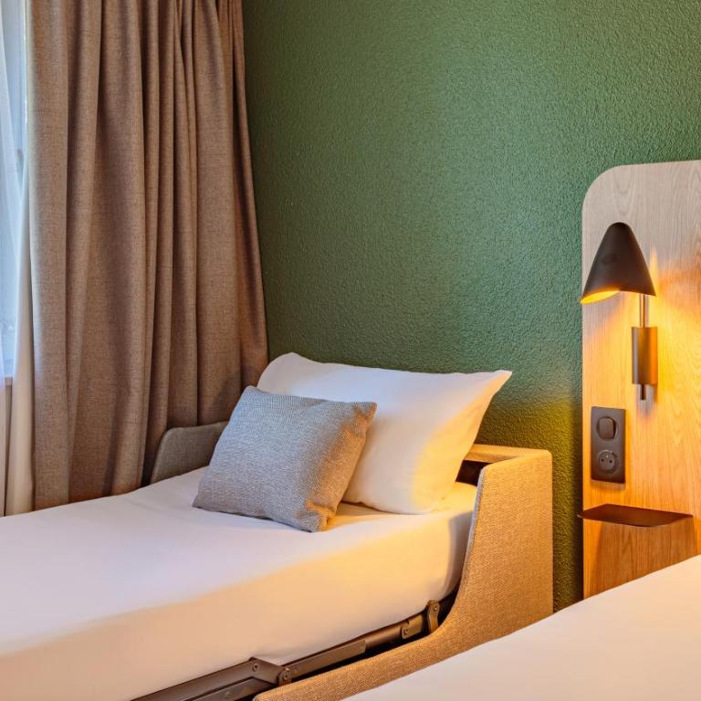 Campanile Grenoble Nord - Saint-Egrève - Standard Room with One Queen Bed and Sofa Bed - 6