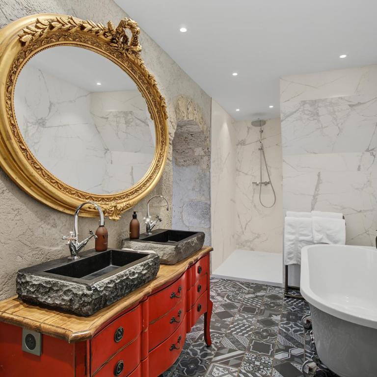 Château De La Rive Suite Romantique - Chambre Double - Vue sur Montagne - 35