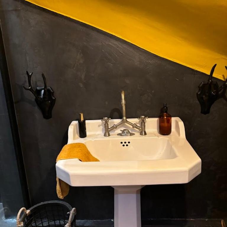  - Room #1714264701 - 4