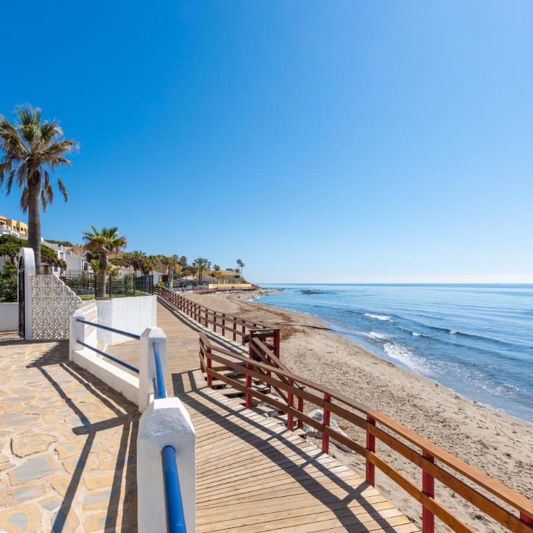 Calahonda Beach III Beachfront Apartment with Sea Views in Mijas Costa - Apartment with Sea View - 2