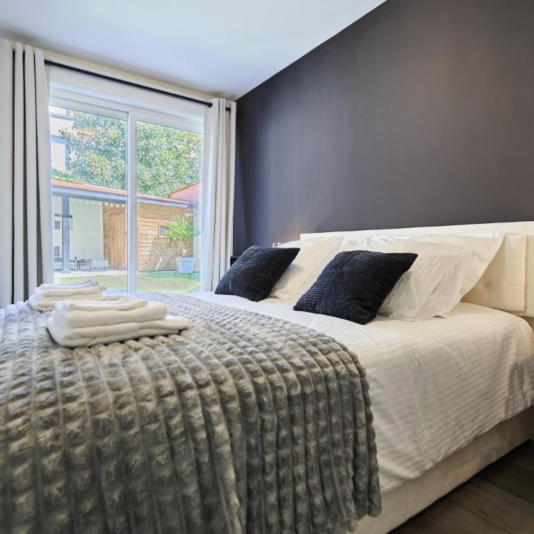 Secret garden SPA - Idéal couples et pros - 5min à pied de la gare - 10min à pied de l'Arena et du Quartier Boulingrin - Baignoire balnéo - Jardin privatif de 50m2 - Mini golf - Home cinéma - One-Bedroom Apartment - 5