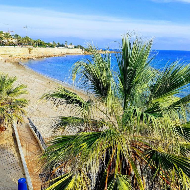 ICON Beach Apartment - 1 Min to Beach & Free Garage - Three-Bedroom Apartment - 6