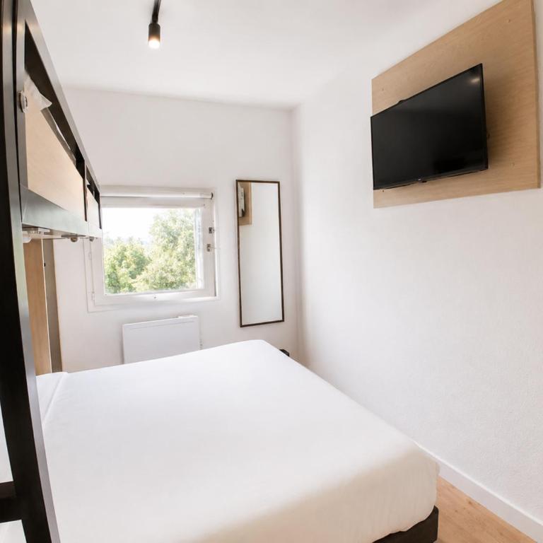 Kyriad ECO - Tours Nord - Comfort Room with One Queen Bed and One Single Bunk Bed - 5