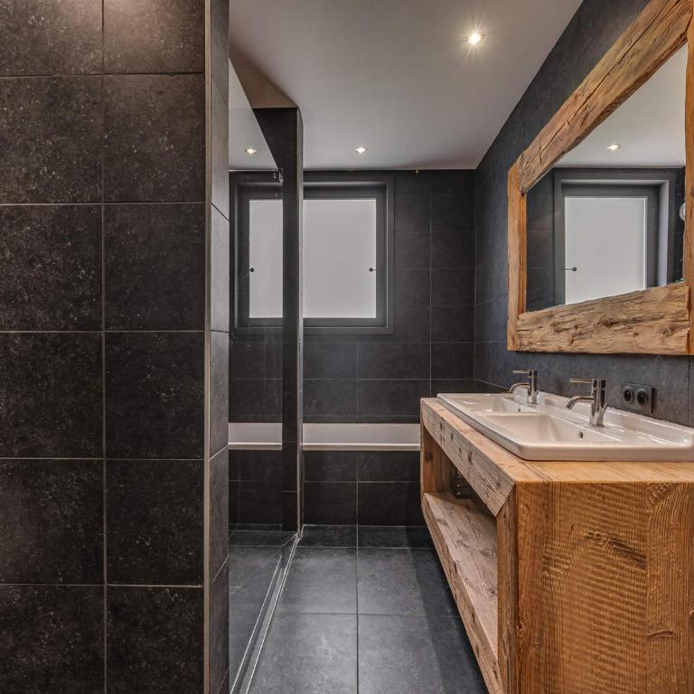 Appartement de standing avec terrasse plein sud, centre Val d'Isère, proche pistes, 8 personnes - Appartement 4 Chambres - 13