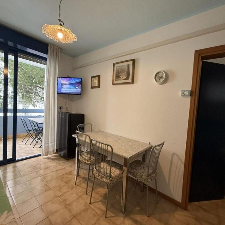 Practical beachside flat for four travellers - Room #1714417201 - 1
