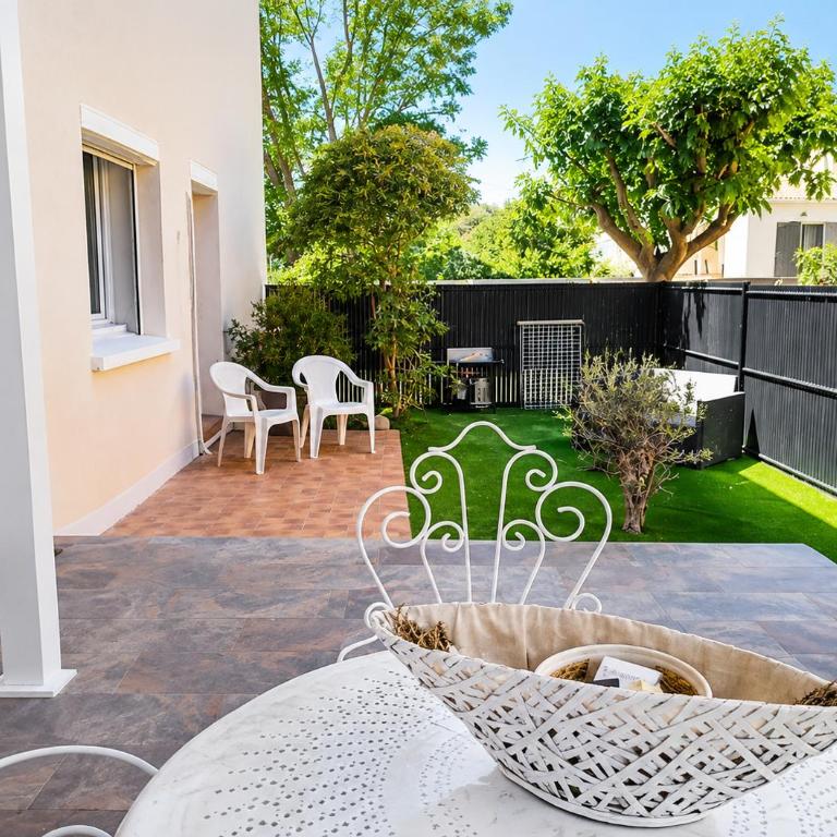 Villa climatisée, proche mer, 2 grands appartements indépendants, parking, WIFI - Maison 2 Chambres - 3