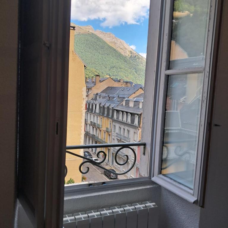 Altitude 930 centre ville bel appartement au calme - Two-Bedroom Apartment with Mountain View - 43