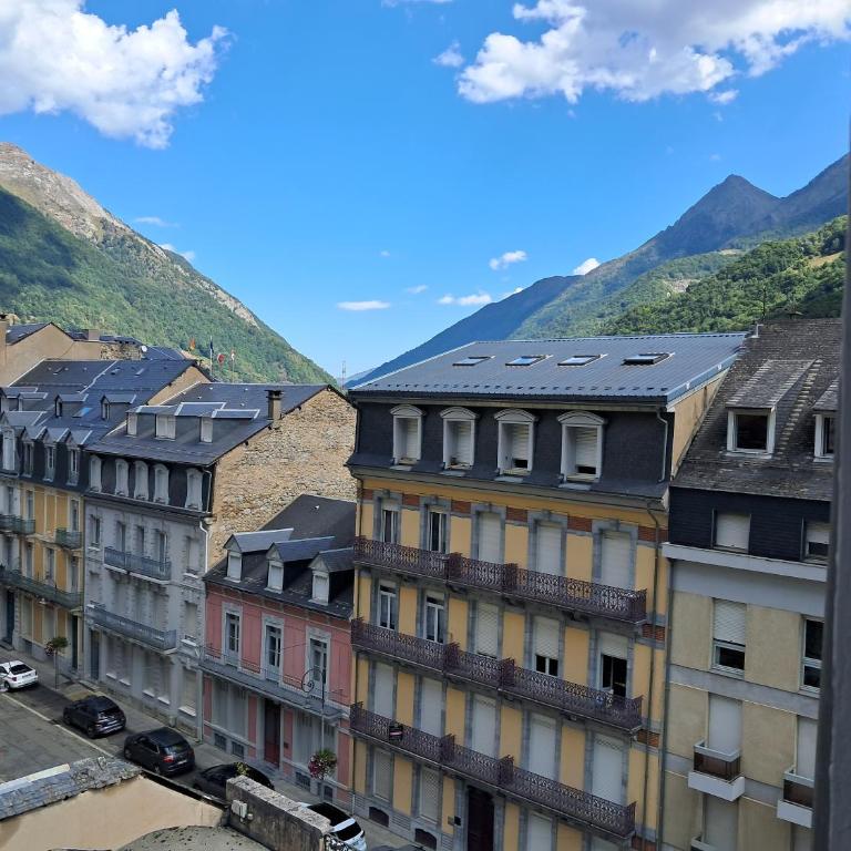 Altitude 930 centre ville bel appartement au calme - Two-Bedroom Apartment with Mountain View - 42