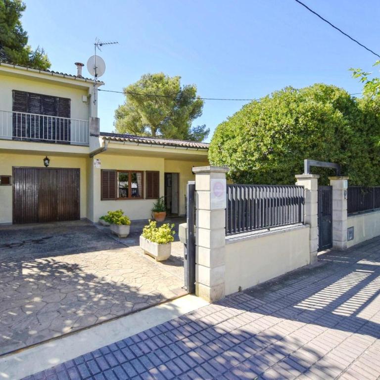 Cora - Three-Bedroom House - 14