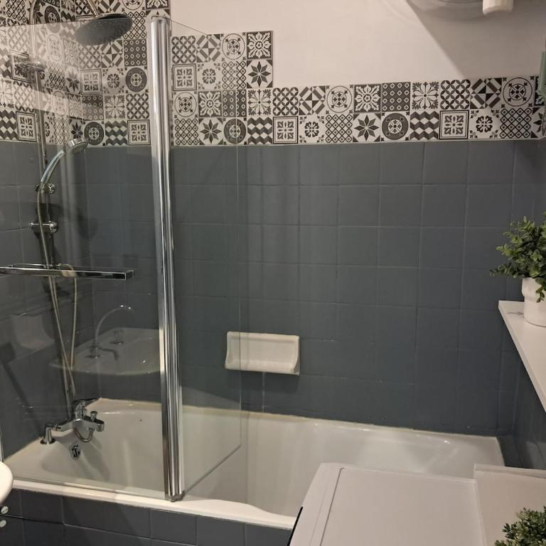 Altitude 930 centre ville bel appartement au calme - Two-Bedroom Apartment with Mountain View - 17