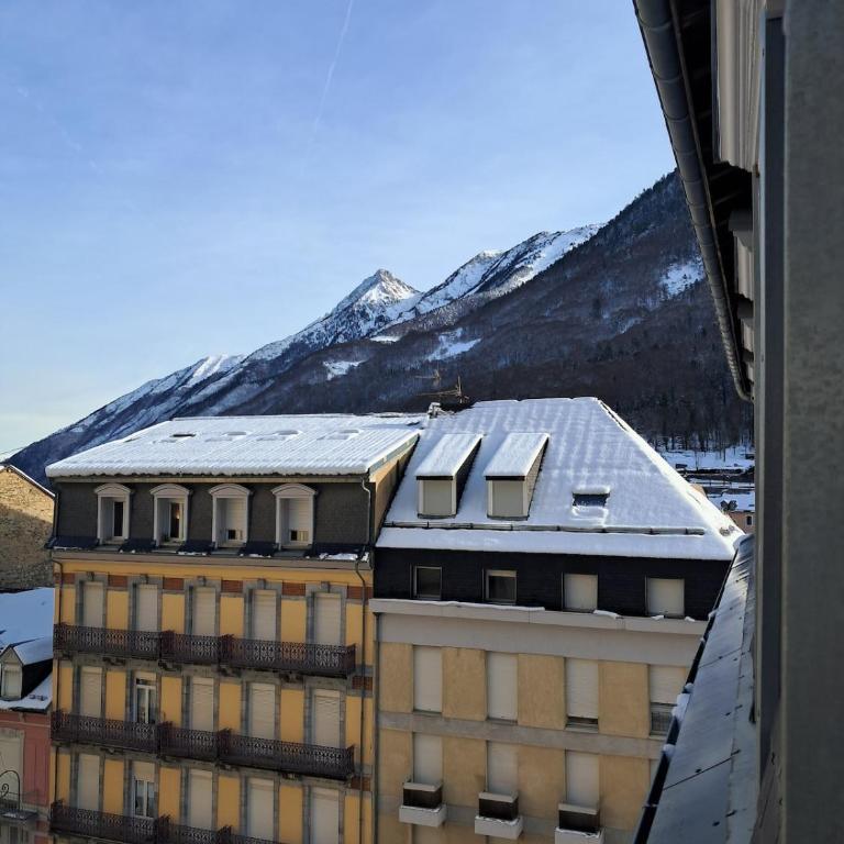 Altitude 930 centre ville bel appartement au calme - Two-Bedroom Apartment with Mountain View - 4