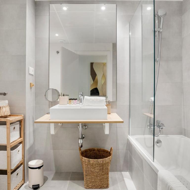 Luxury 3BR Apartment with Private Terrace - Three-Bedroom Apartment - 2