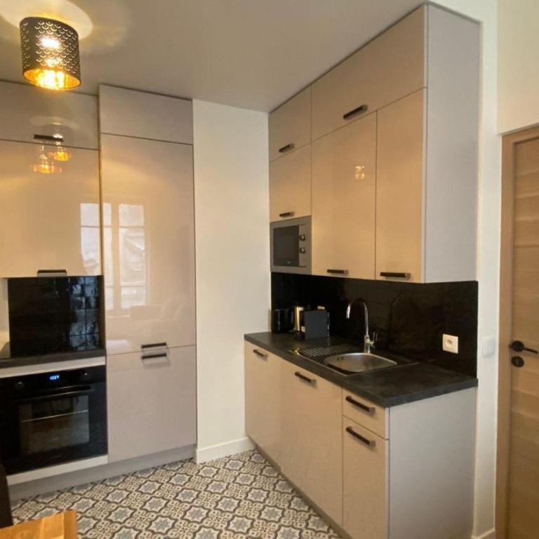  - Room #1714544401 - 12