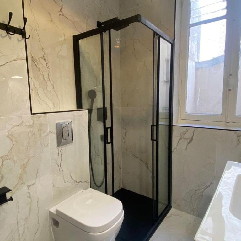  - Room #1714544401 - 16
