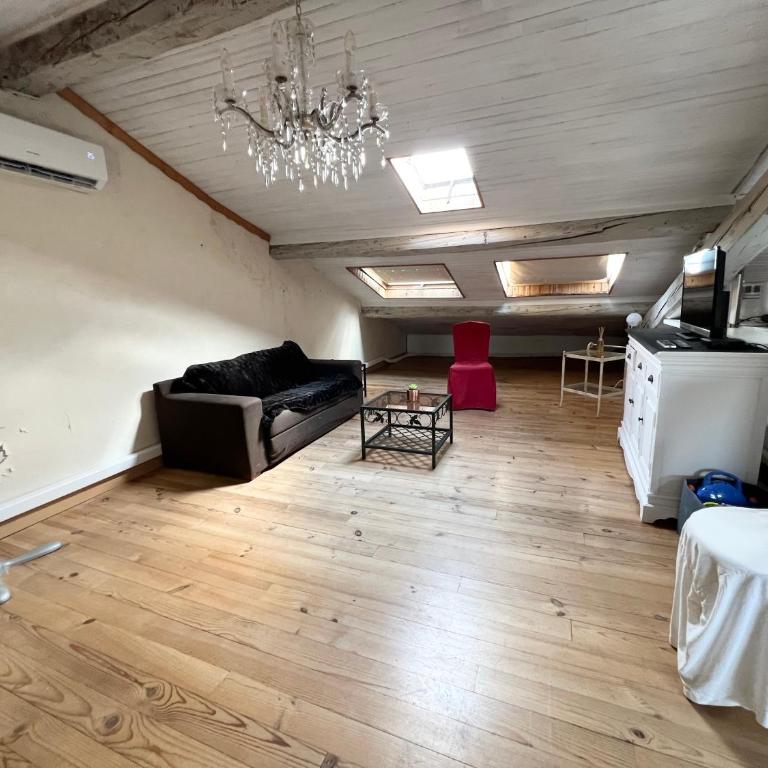 Les Bellevue Cité "4 Apartments, 1 with Garden & Private Parking, Aircon, WiFi, Free Public Car Park, 1 km from Cité" - Loft - 6