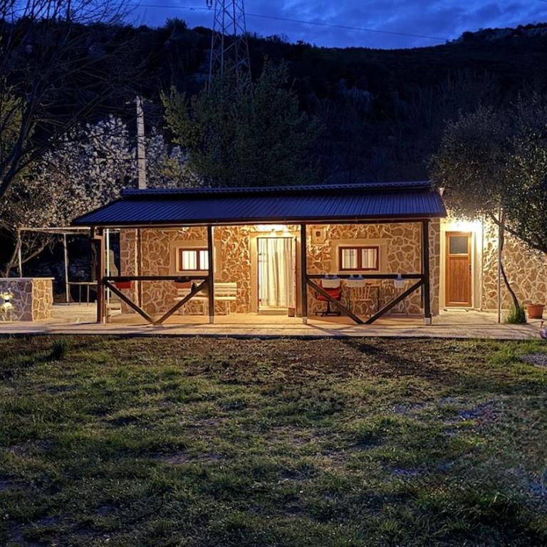 Vineyard Cottage with Mountain Views - Two-Bedroom House - 7