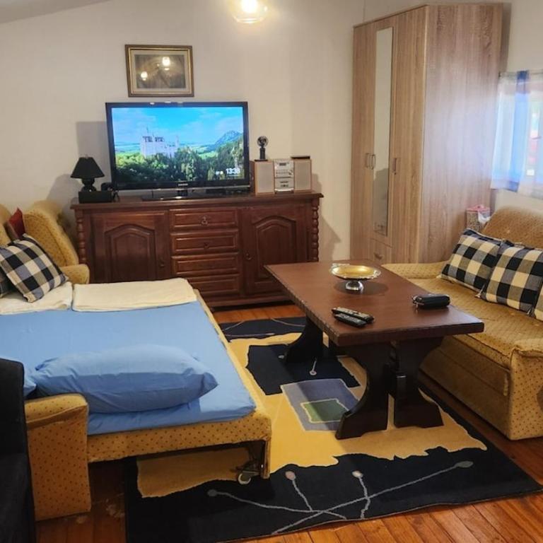 Vineyard Cottage with Mountain Views - Two-Bedroom House - 12