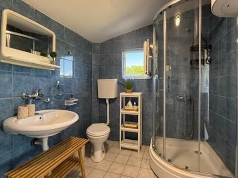 Vineyard Cottage with Mountain Views - Two-Bedroom House - 16