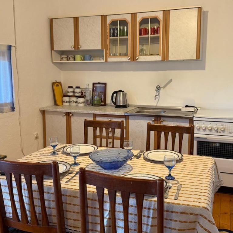 Vineyard Cottage with Mountain Views - Two-Bedroom House - 14
