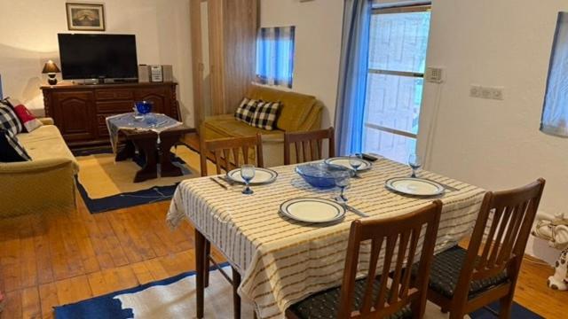 Vineyard Cottage with Mountain Views - Two-Bedroom House - 15