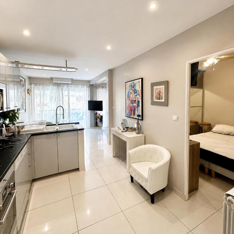 Appartement neuf à 2 pas de la plage & de la Croisette - Apartment mit 1 Schlafzimmer, Balkon und Meerblick - 1