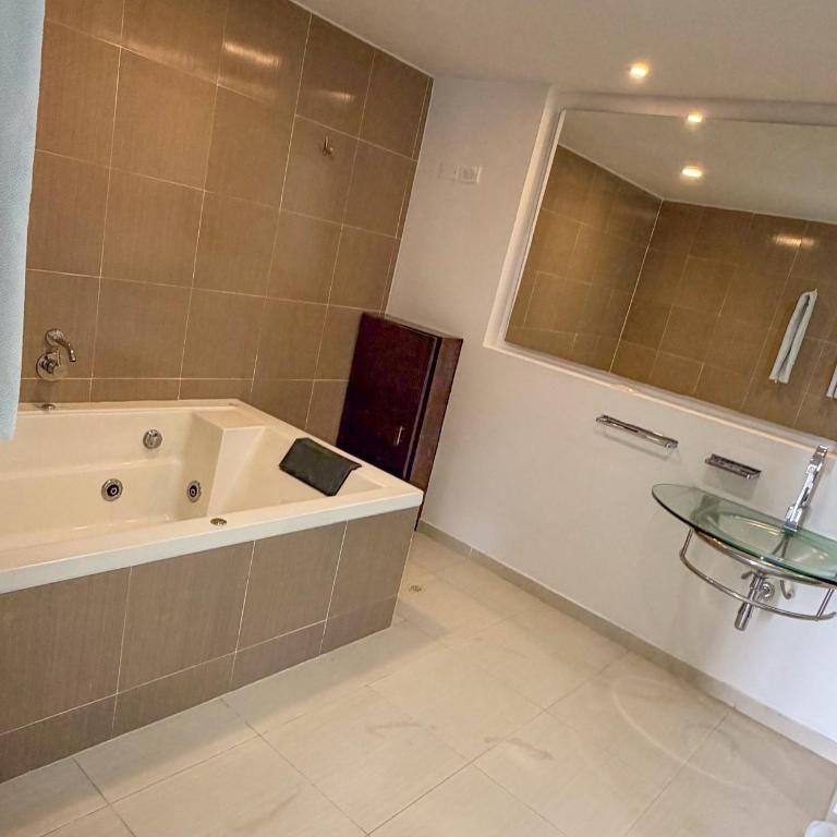 Hotel Anaconda - Suite con bañera de hidromasaje y cama grande - 17