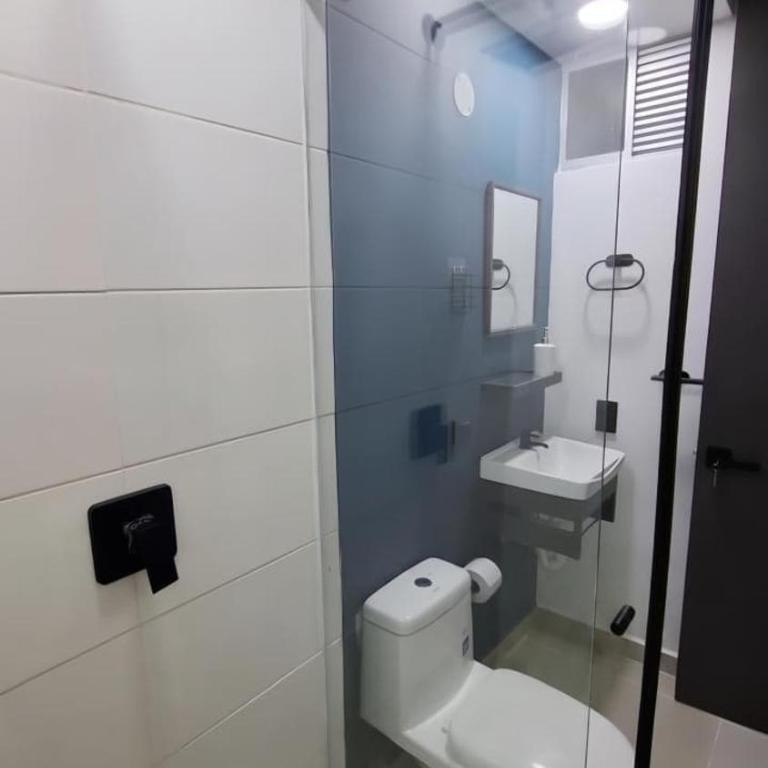 Apartamento Completo - Piscina - AC - Parqueadero - Gimnasio - Three-Bedroom Apartment with Balcony - 14