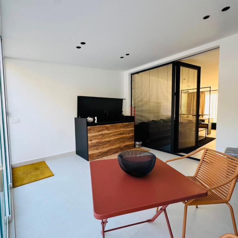  - Room #1714595701 - 8