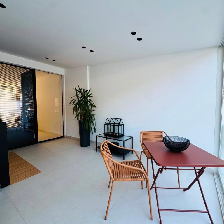  - Room #1714595702 - 8