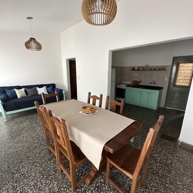 La casa, alquiler temporario - casa completa con cochera y patio- parrilla - Three-Bedroom House - 48