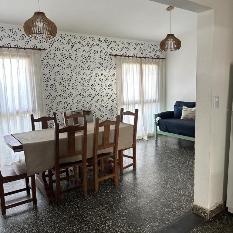 La casa, alquiler temporario - casa completa con cochera y patio- parrilla - Three-Bedroom House - 50