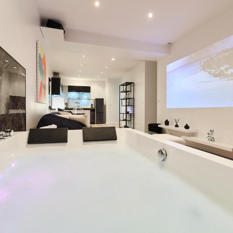 Secret garden SPA - Idéal couples et pros - 5min à pied de la gare - 10min à pied de l'Arena et du Quartier Boulingrin - Baignoire balnéo - Jardin privatif de 50m2 - Mini golf - Home cinéma - One-Bedroom Apartment - 26