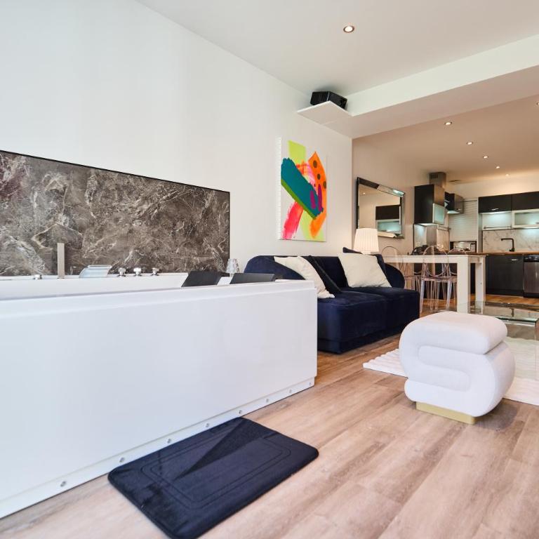Secret garden SPA - Idéal couples et pros - 5min à pied de la gare - 10min à pied de l'Arena et du Quartier Boulingrin - Baignoire balnéo - Jardin privatif de 50m2 - Mini golf - Home cinéma - One-Bedroom Apartment - 24