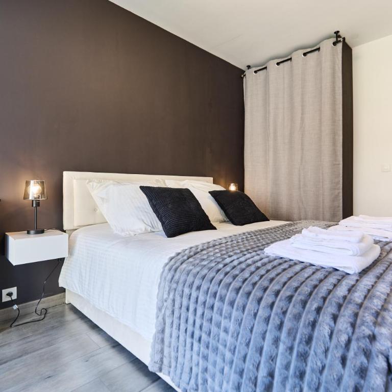 Secret garden SPA - Idéal couples et pros - 5min à pied de la gare - 10min à pied de l'Arena et du Quartier Boulingrin - Baignoire balnéo - Jardin privatif de 50m2 - Mini golf - Home cinéma - One-Bedroom Apartment - 15