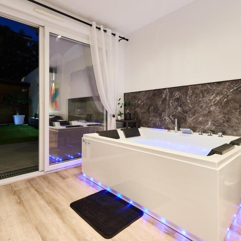 Secret garden SPA - Idéal couples et pros - 5min à pied de la gare - 10min à pied de l'Arena et du Quartier Boulingrin - Baignoire balnéo - Jardin privatif de 50m2 - Mini golf - Home cinéma - One-Bedroom Apartment - 14