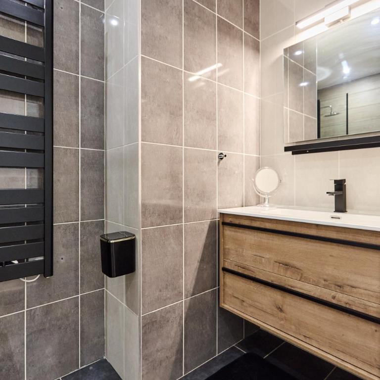 Secret garden SPA - Idéal couples et pros - 5min à pied de la gare - 10min à pied de l'Arena et du Quartier Boulingrin - Baignoire balnéo - Jardin privatif de 50m2 - Mini golf - Home cinéma - One-Bedroom Apartment - 19