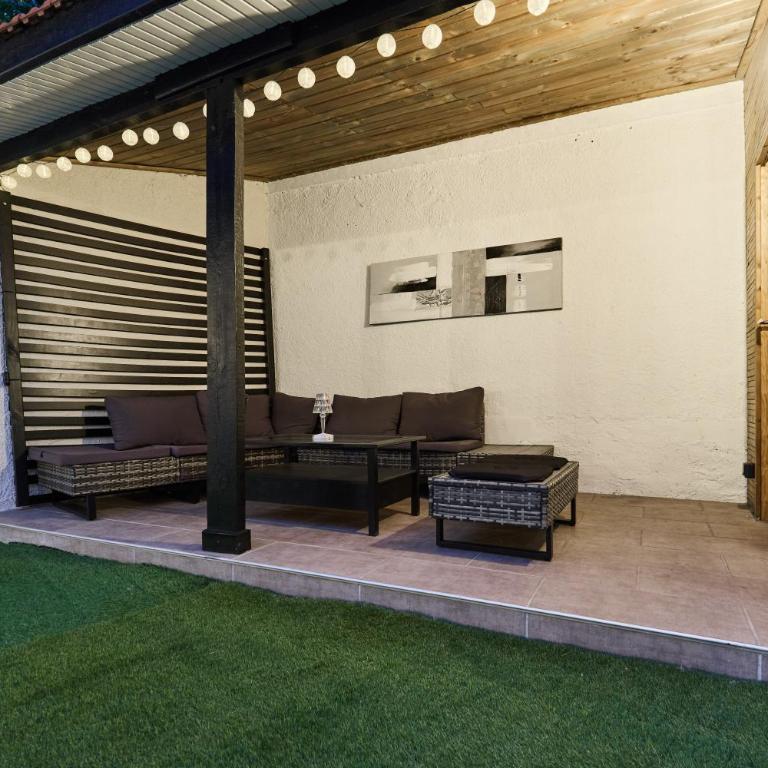 Secret garden SPA - Idéal couples et pros - 5min à pied de la gare - 10min à pied de l'Arena et du Quartier Boulingrin - Baignoire balnéo - Jardin privatif de 50m2 - Mini golf - Home cinéma - One-Bedroom Apartment - 27
