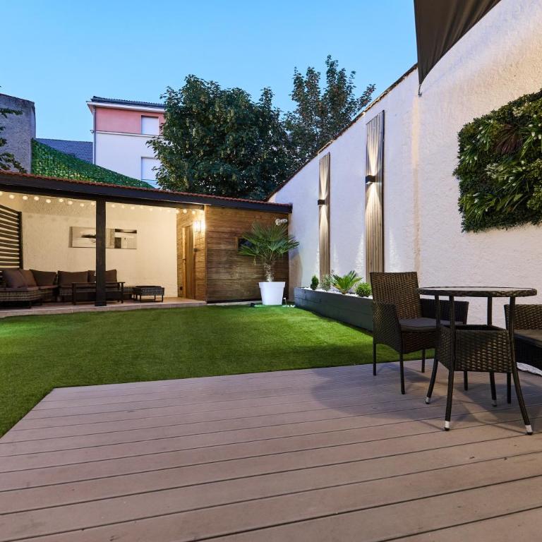 Secret garden SPA - Idéal couples et pros - 5min à pied de la gare - 10min à pied de l'Arena et du Quartier Boulingrin - Baignoire balnéo - Jardin privatif de 50m2 - Mini golf - Home cinéma - One-Bedroom Apartment - 28