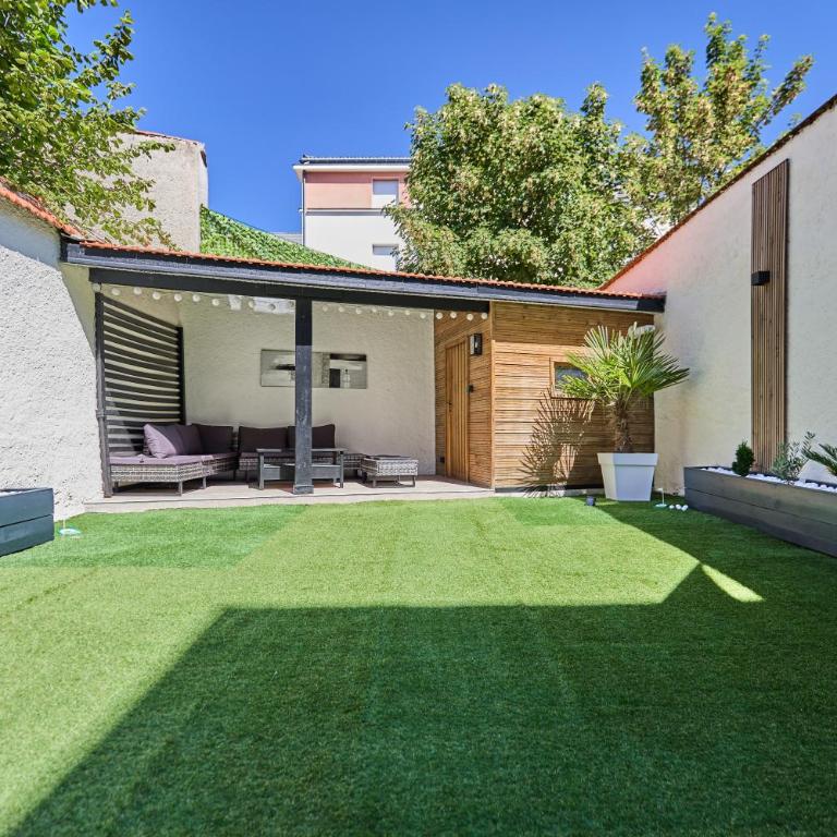 Secret garden SPA - Idéal couples et pros - 5min à pied de la gare - 10min à pied de l'Arena et du Quartier Boulingrin - Baignoire balnéo - Jardin privatif de 50m2 - Mini golf - Home cinéma - One-Bedroom Apartment - 7