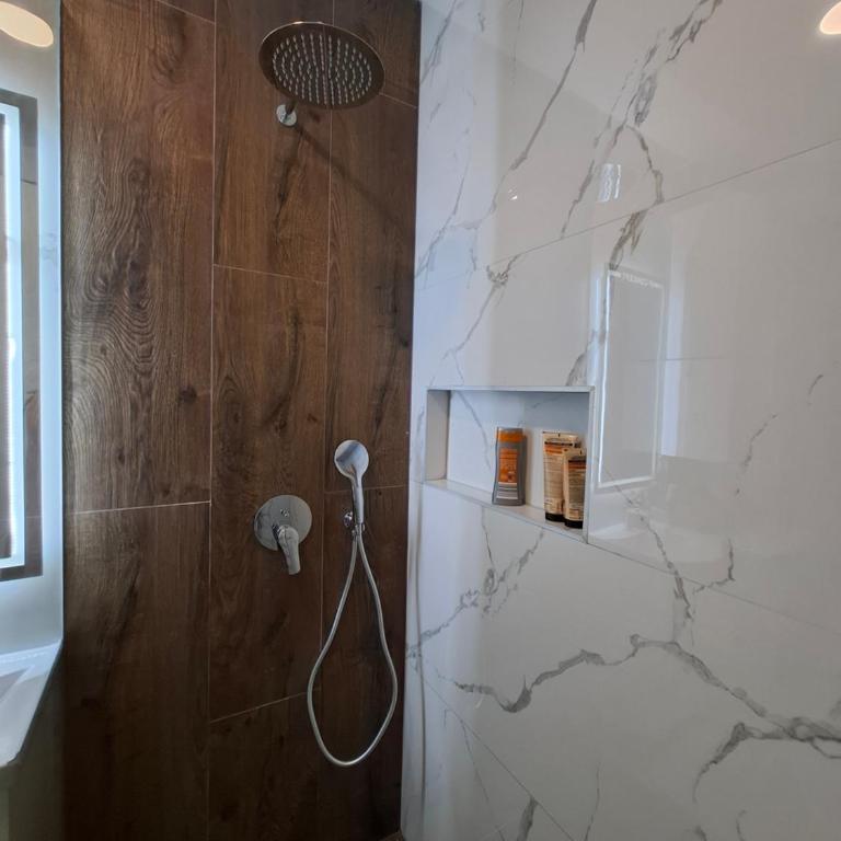  - Room #1714670301 - 11
