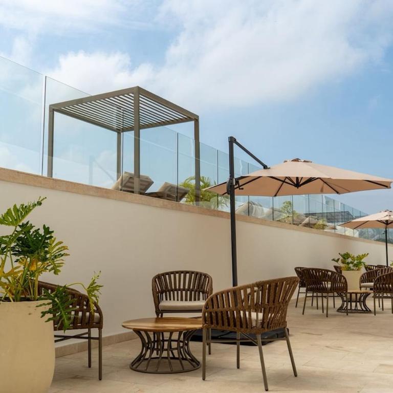 Sea View Apartment Suite with Pool, 3 min to the Airport - One-Bedroom Apartment - 5