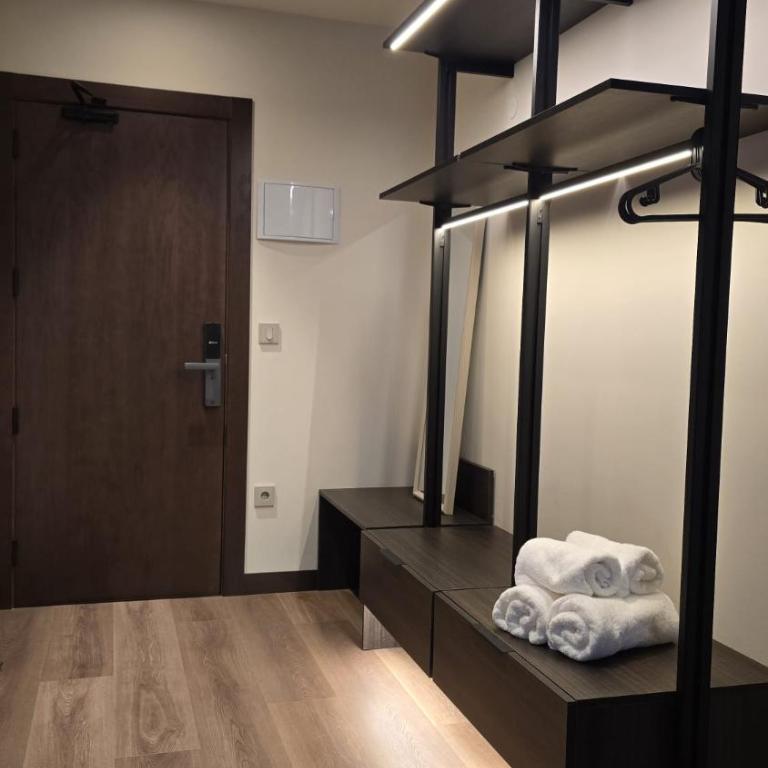 Apartahotel Prada Somió - Habitación con cama extragrande - Adaptada para personas de movilidad reducida - 2