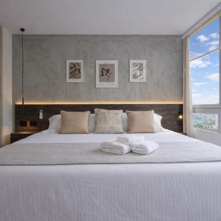 Skyline 11th Floor Mountain View, Private Jacuzzi, AC King Bed - One-Bedroom Apartment - 3
