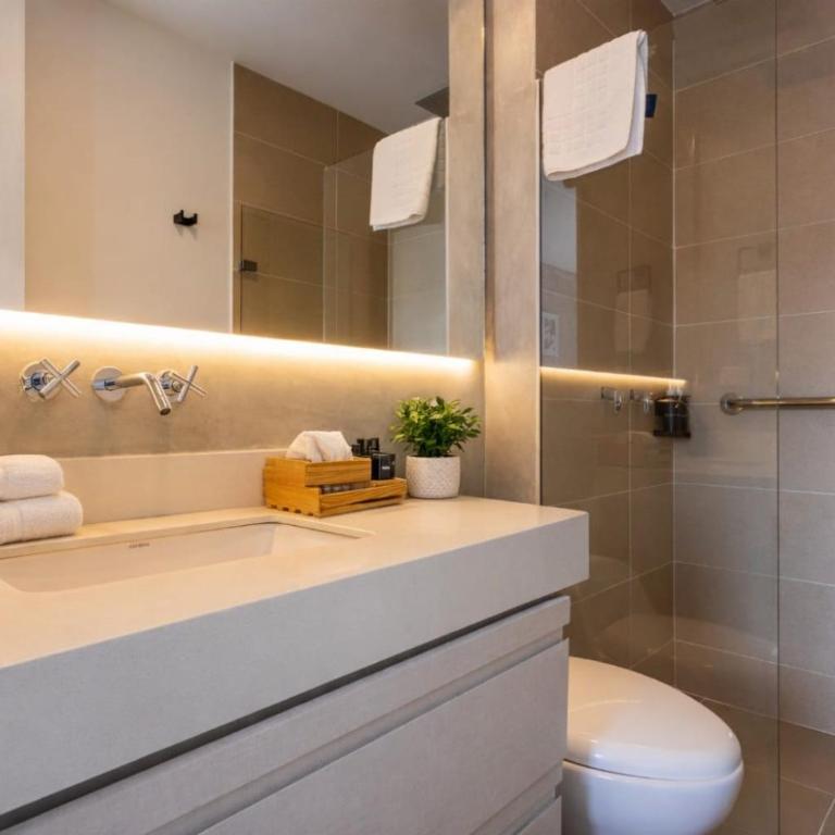Skyline 11th Floor Mountain View, Private Jacuzzi, AC King Bed - One-Bedroom Apartment - 2