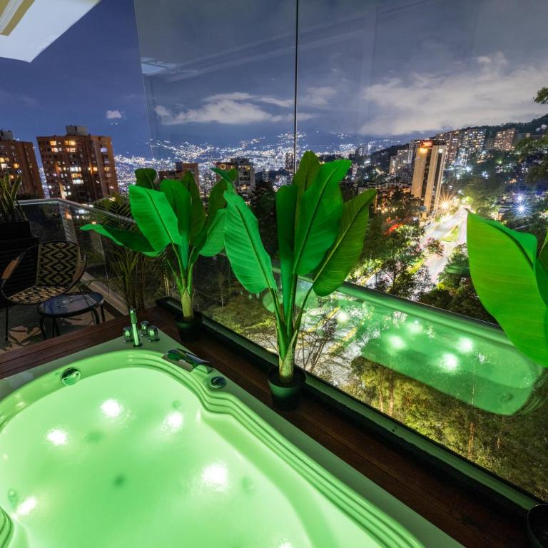 Skyline 11th Floor Mountain View, Private Jacuzzi, AC King Bed - One-Bedroom Apartment - 30