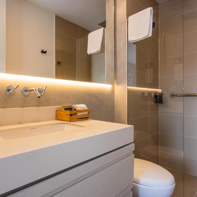 Skyline 11th Floor Mountain View, Private Jacuzzi, AC King Bed - One-Bedroom Apartment - 24