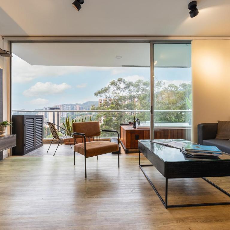Skyline 11th Floor Mountain View, Private Jacuzzi, AC King Bed - One-Bedroom Apartment - 8