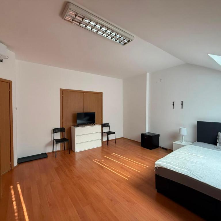  - Room #1714731802 - 6