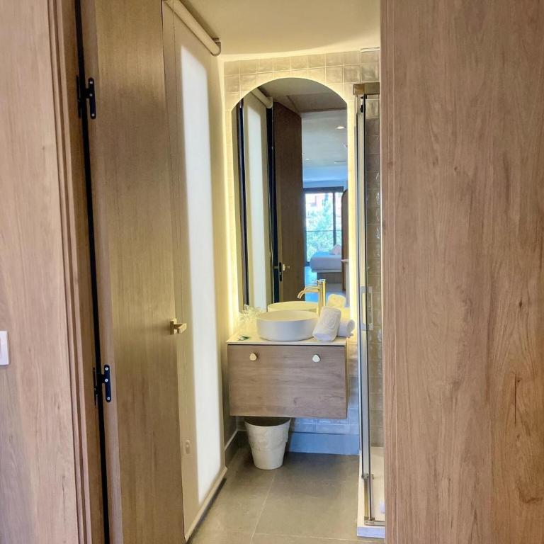  - Room #1714735401 - 18